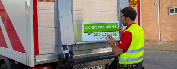 Colocación de las pegatinas de Conduzco Bien en los camiones de Palibex